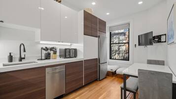 Apartamento conforto, 1 quarto, vista para a cidade | Opções para refeição no quarto