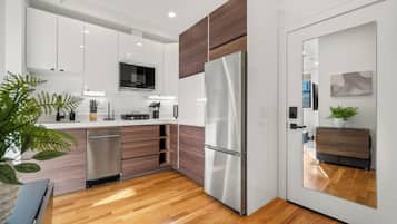 Full-sized fridge, microwave, stovetop, dishwasher