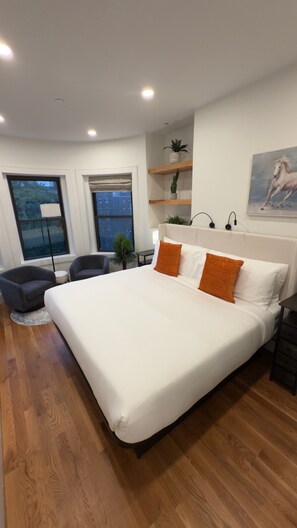 Espacio para trabajar con laptop y cortinas blackout