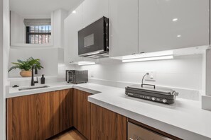 Estudio (Urban Loft: Sleeps 4 + Private Entry) | Cocineta privada | Refrigerador con congelador, microondas y parrilla de estufa 