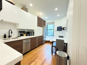 جناح ديلوكس - منظر للمدينة | مطبخ خاص | ثلاجة/مجمد بحجم كبير، ميكروويف، موقد طهي مسطح، غسالة أطباق