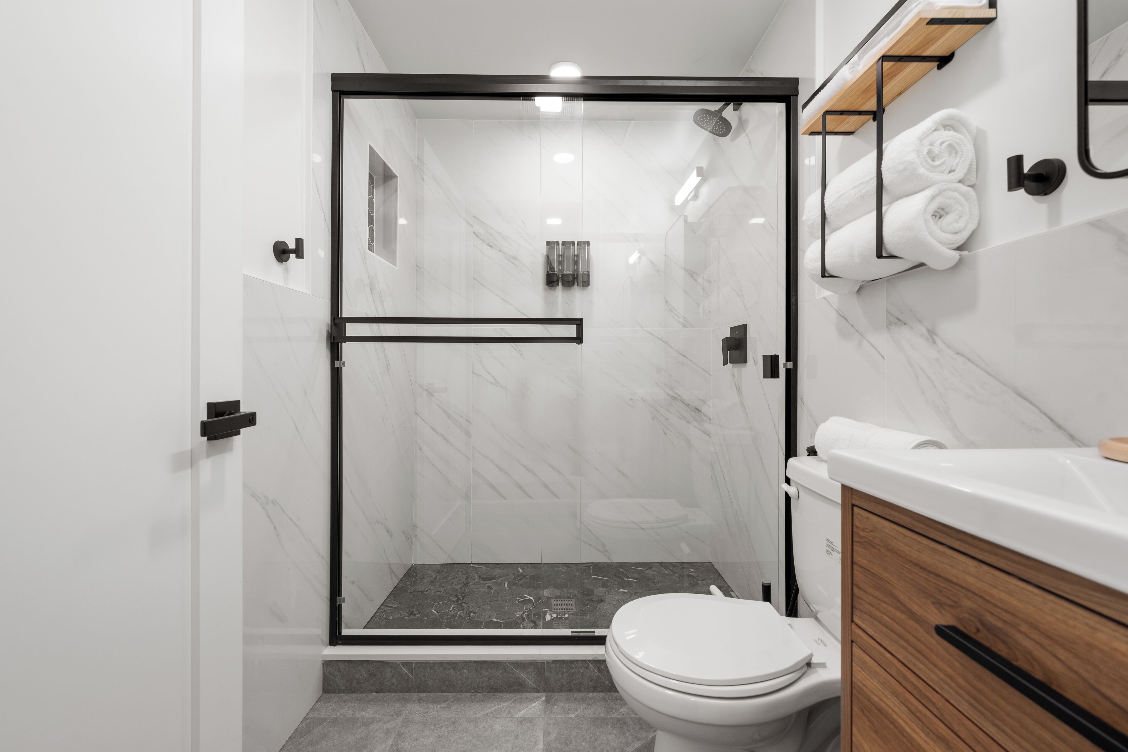 Suíte design | Banheiro | Produtos de toalete grátis, secador de cabelo, toalhas de banho 