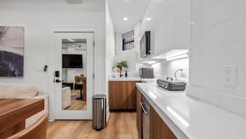 Studio (Urban Loft: Sleeps 4 + Private Entry) | Private kitchen | Full-sized fridge, microwave, stovetop, dishwasher