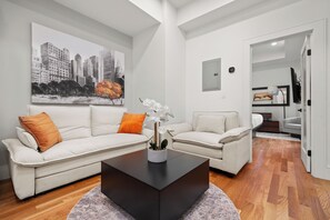 디자인 아파트, 침실 2개 | 거실 공간 | 디지털 채널 시청이 가능한 60인치 스마트 TV, iPod 도킹 스테이션