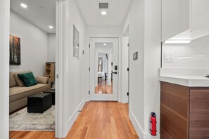 Design-Suite | Wohnbereich | 60-Zoll-Smart-TV mit Digitalempfang, iPod-Dockingstation