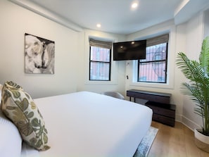 جناح ديلوكس - منظر للمدينة | مساحة عمل للكمبيوتر المحمول وستائر تعتيم ومكواة/لوح كي وواي فاي مجانًا