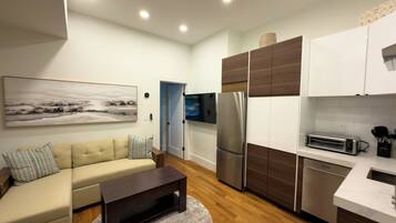 Deluxe Suite, City View | Living area