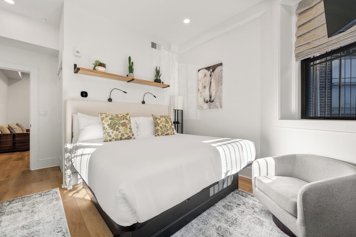 套房 (Luxury 1BR: Sleek Kitchen + King Bed) | 埃及棉床单、高档床上用品、羽绒被、记忆海绵床垫