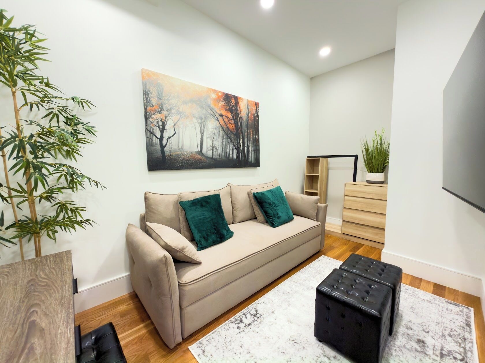 Deluxe Suite, City View | Living area