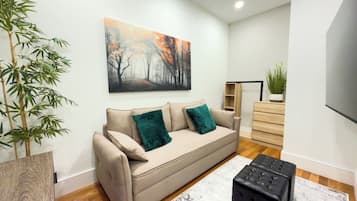 Deluxe Suite, City View | Living area