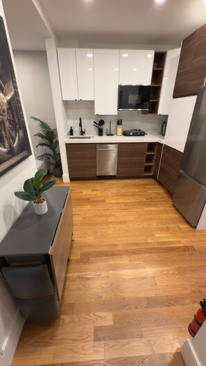 Refrigerador con congelador, microondas y parrilla de estufa