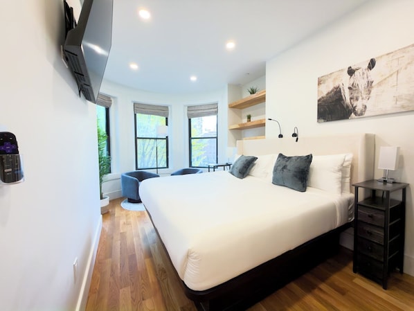 Laptop workspace, blackout curtains, iron/ironing board, free WiFi - Symple Live (Boston)