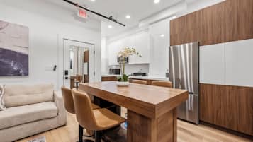 Studio (Urban Loft: Sleeps 4 + Private Entry) | Private kitchen | Full-size fridge, microwave, stovetop, dishwasher