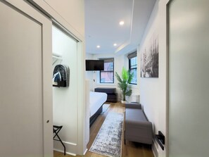 Huoneisto, 1 makuuhuone, kaupunkinäköala | Vaatekaappi