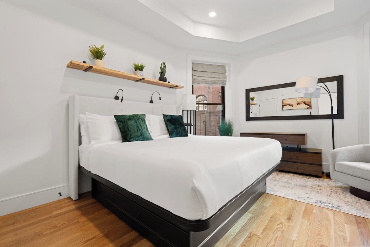 套房 (Luxury 2BR: Chic Boston Stay for 6) | 埃及棉床单、高档床上用品、羽绒被、记忆海绵床垫