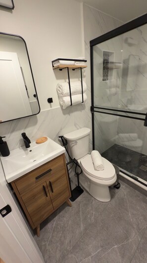 Amenidades de baño gratuitas, secadora de cabello, toallas, jabón