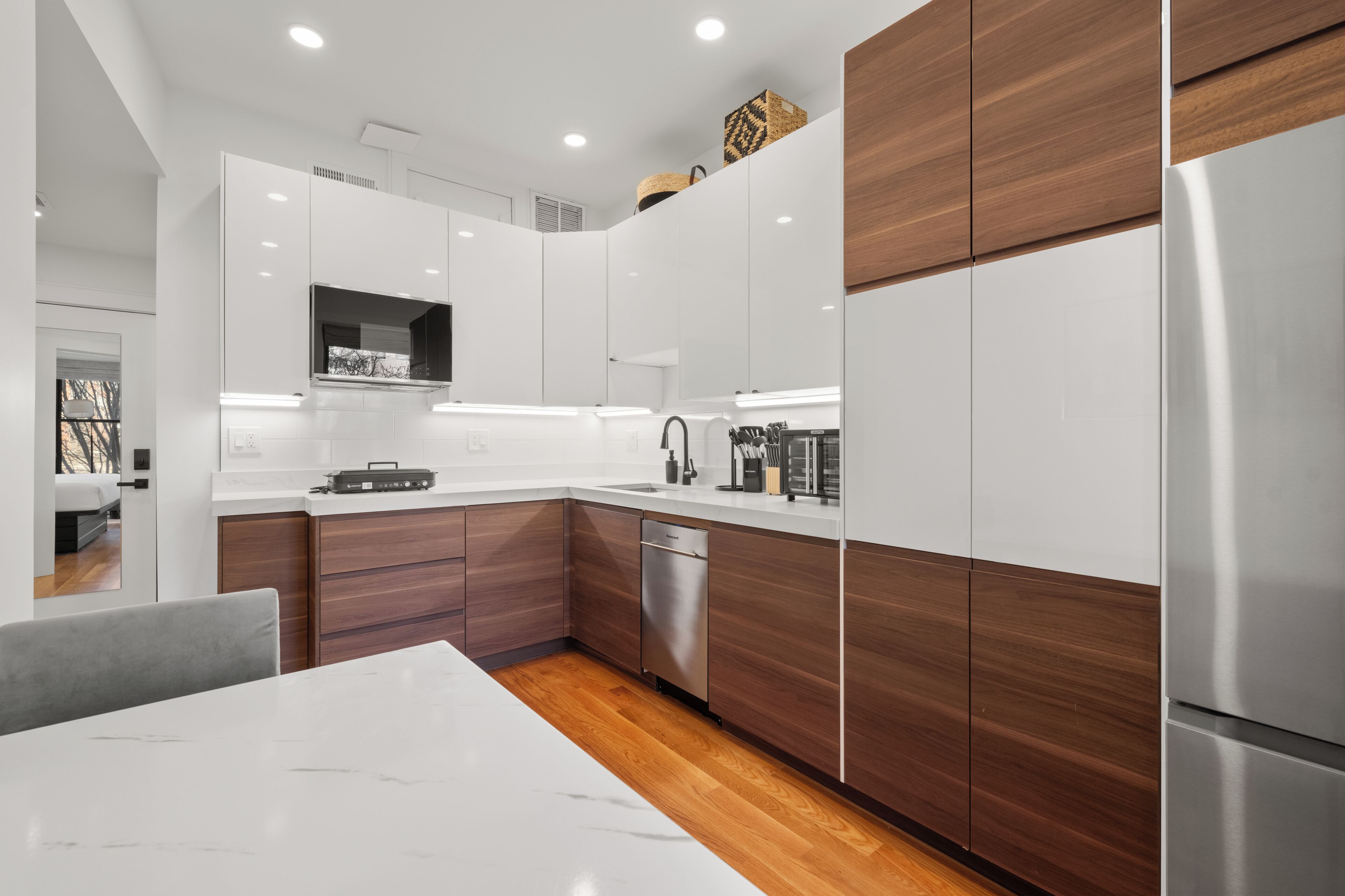 Full-sized fridge, microwave, stovetop, dishwasher