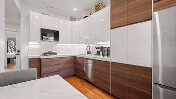 Full-sized fridge, microwave, stovetop, dishwasher