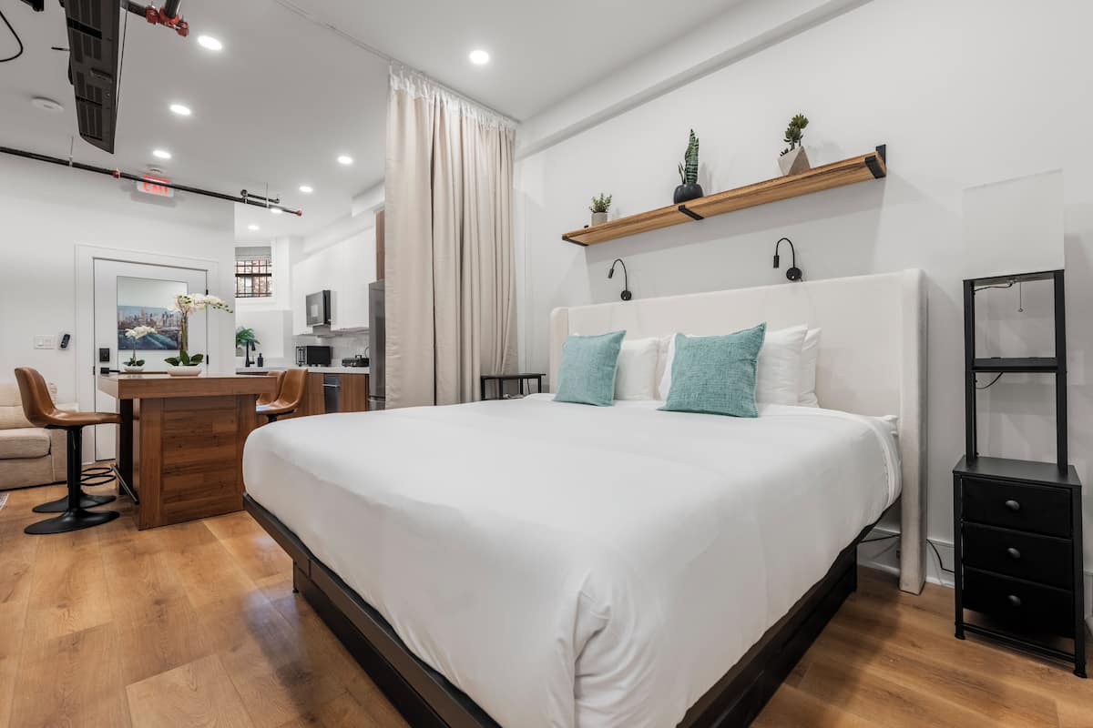 开间 (Urban Loft: Sleeps 4 + Private Entry) | 埃及棉床单、高档床上用品、羽绒被、记忆海绵床垫