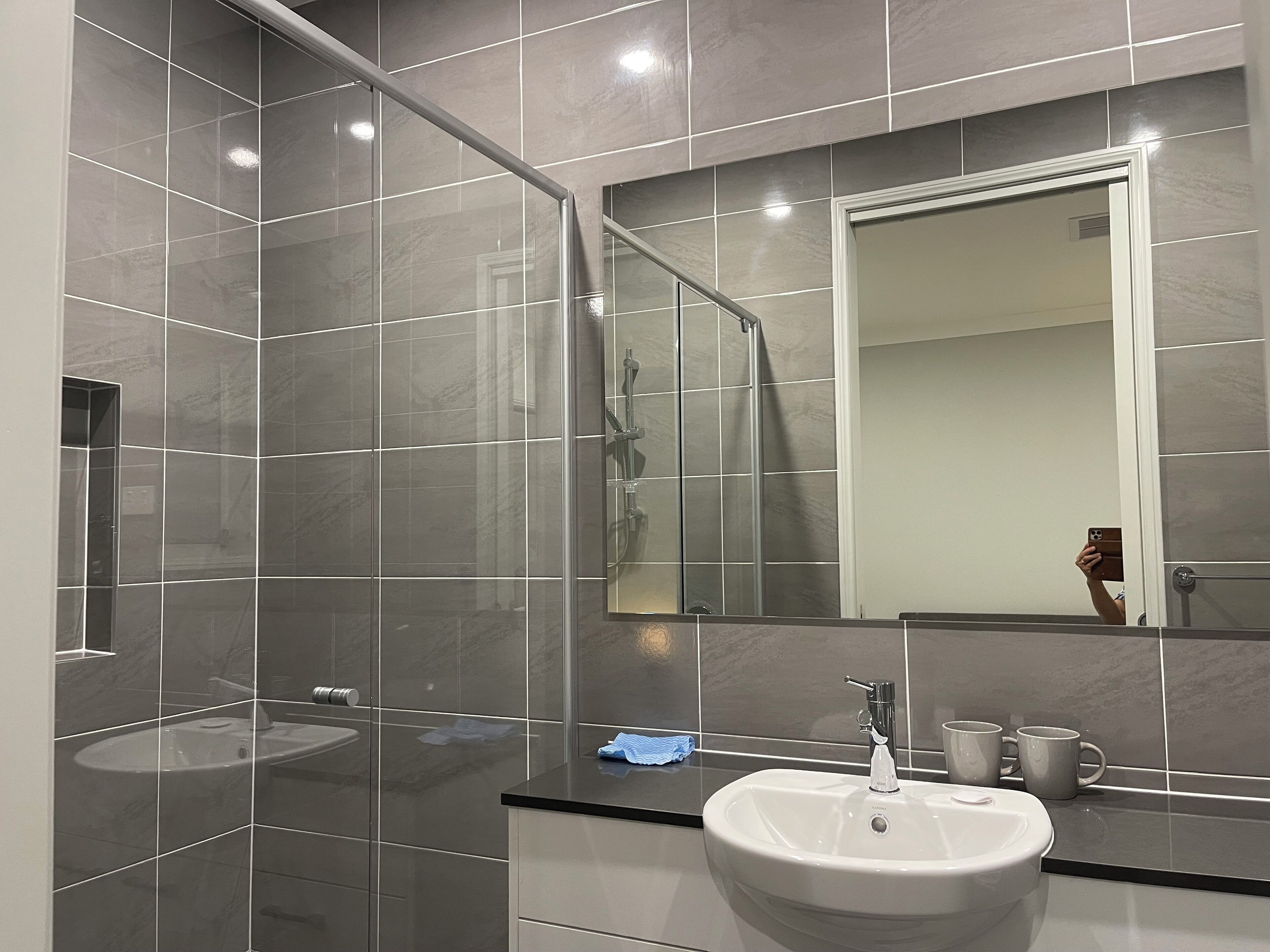 Douche, sèche-cheveux, serviettes fournies, savon