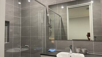Douche, sèche-cheveux, serviettes fournies, savon