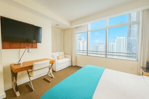 Tabla de planchar con plancha, wifi y ropa de cama 