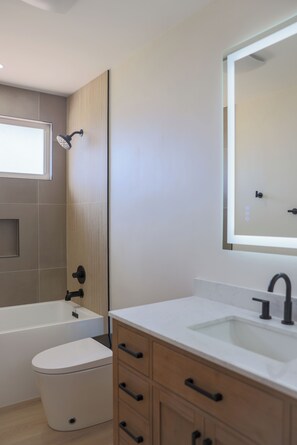 Dusj, h årføner, bidé og håndklær