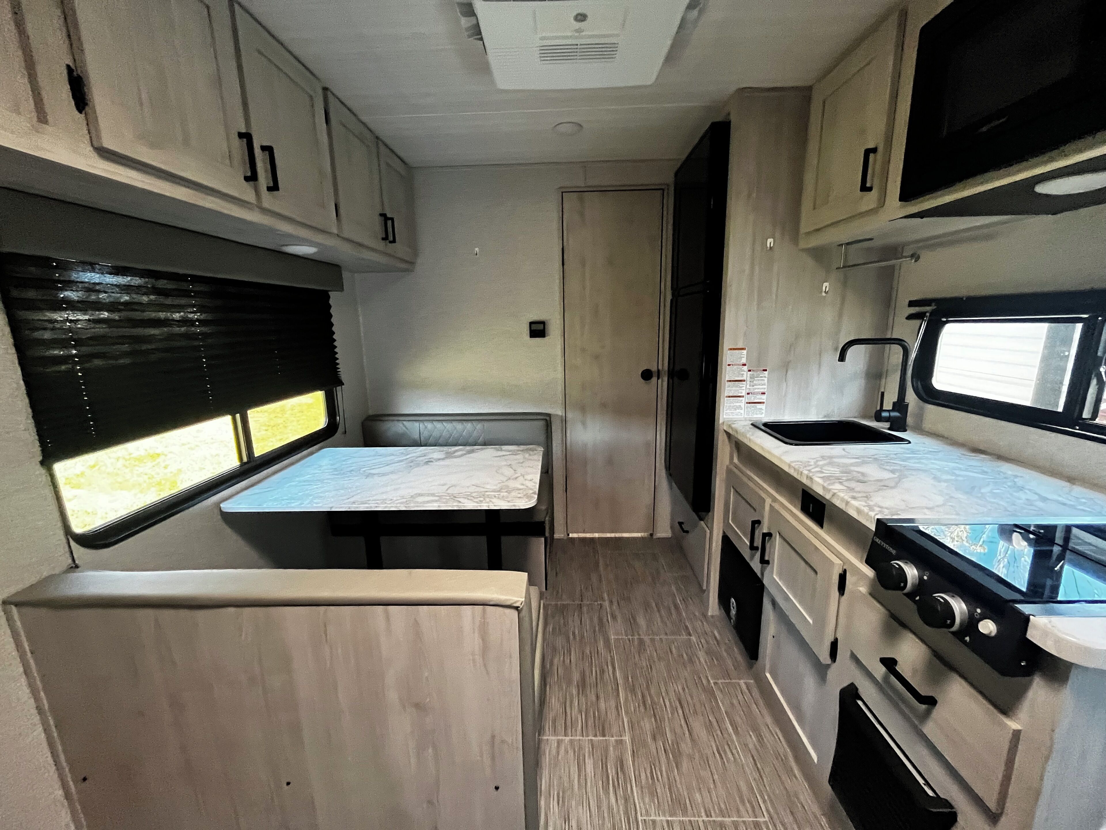 Microondas, horno y placa de cocina