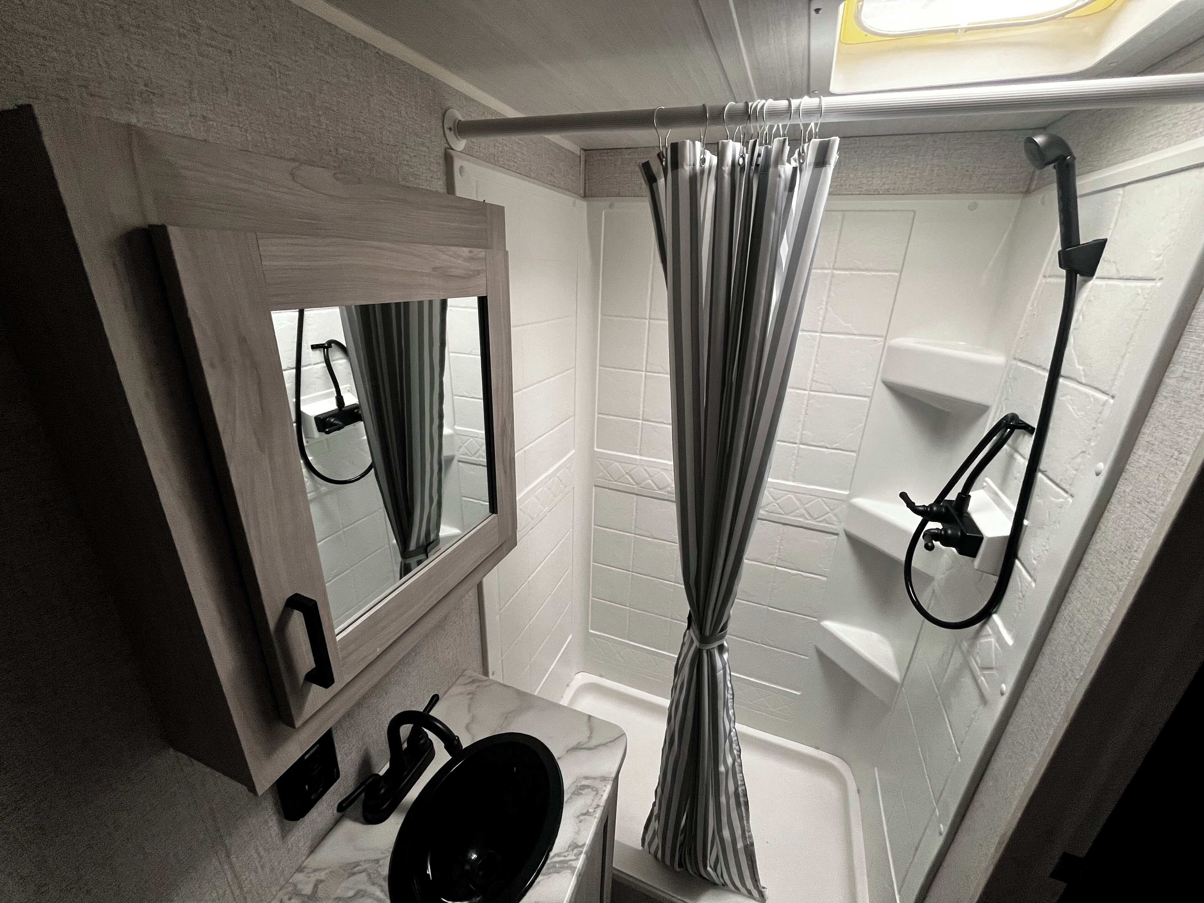 Toallas y papel de baño 