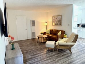 Living area - Cozy & affordable 2bd in historic Culver City, Palm Venice area (Los Angeles)
