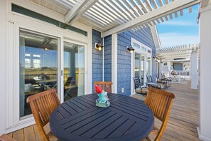 Outdoor dining - Luxurious, Newly Furnished Home w/ stunning views & just steps from the beach (Ocean Isle Beach)