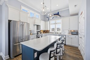 Kjøleskap, mikrobølgeovn, ovn og kokeplater