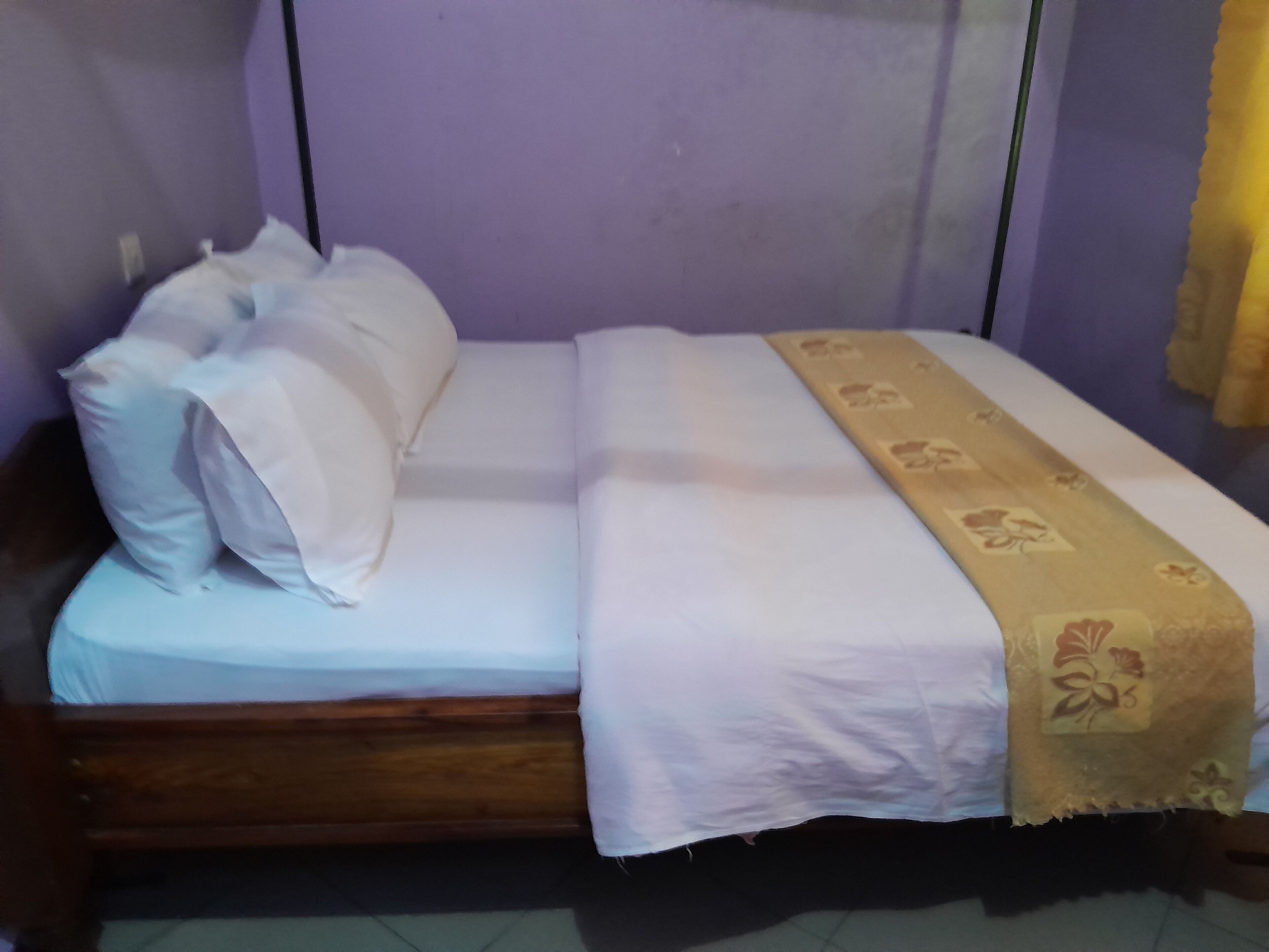 Escritorio, espacio para trabajar con laptop y wifi gratis 