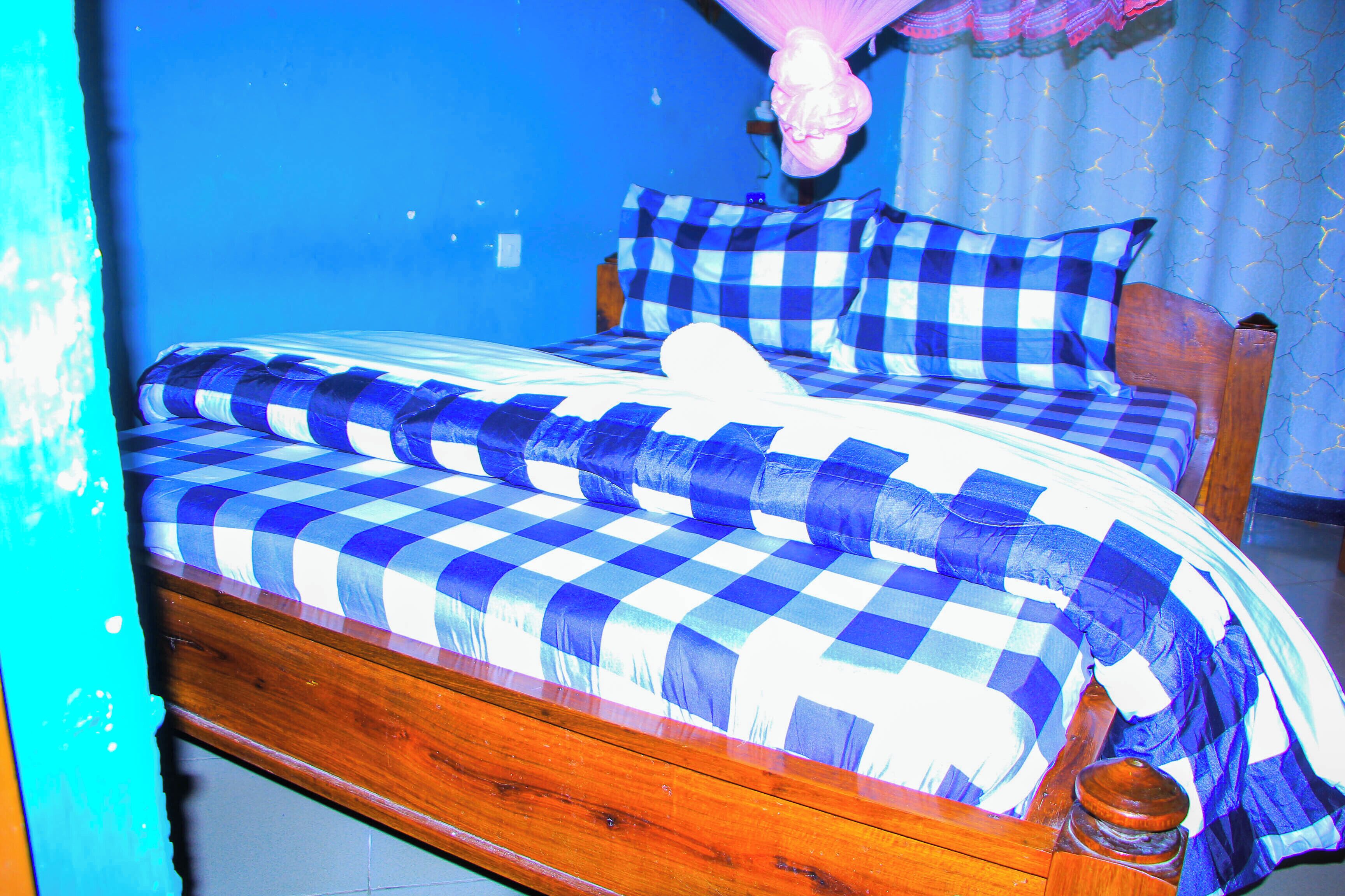 Escritorio, espacio para trabajar con laptop y wifi gratis 