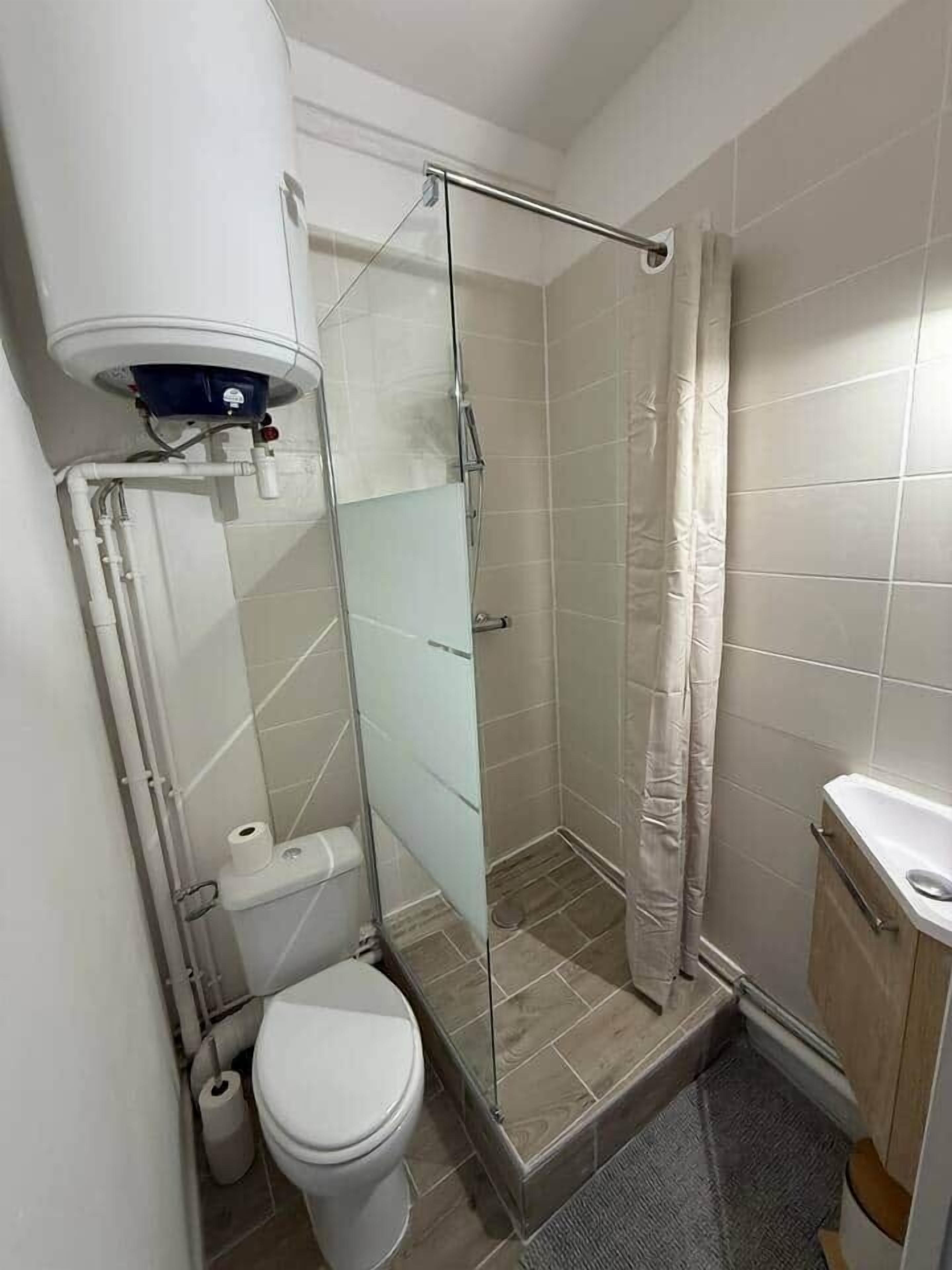 Douche, serviettes fournies, papier toilette