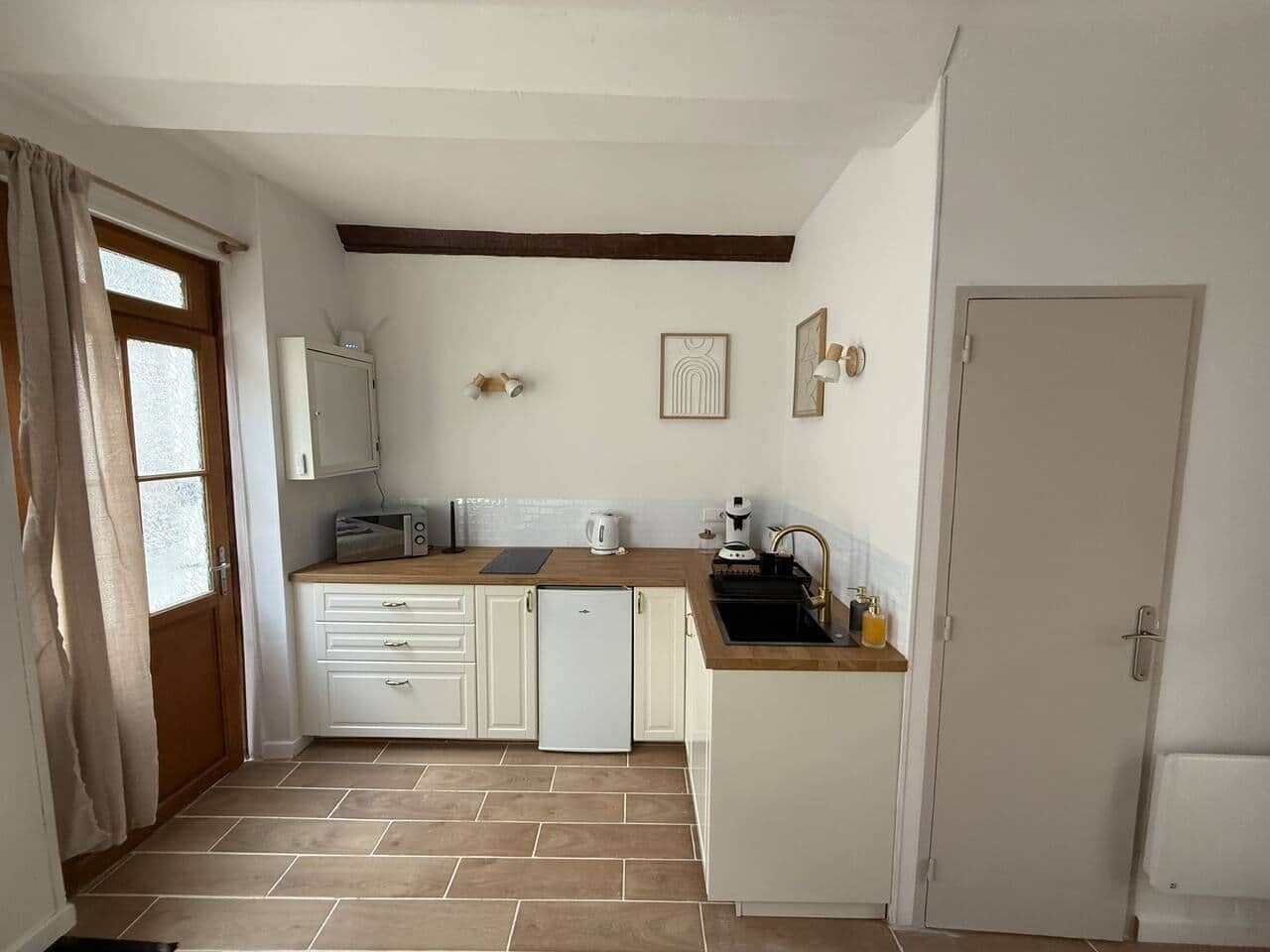 Frigorífic, microones, placa de cuina i cafetera i tetera 