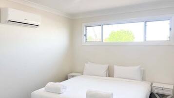 4 bedrooms, iron/ironing board, bed sheets