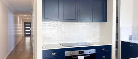 冷蔵庫、電子レンジ、オーブン、コンロ