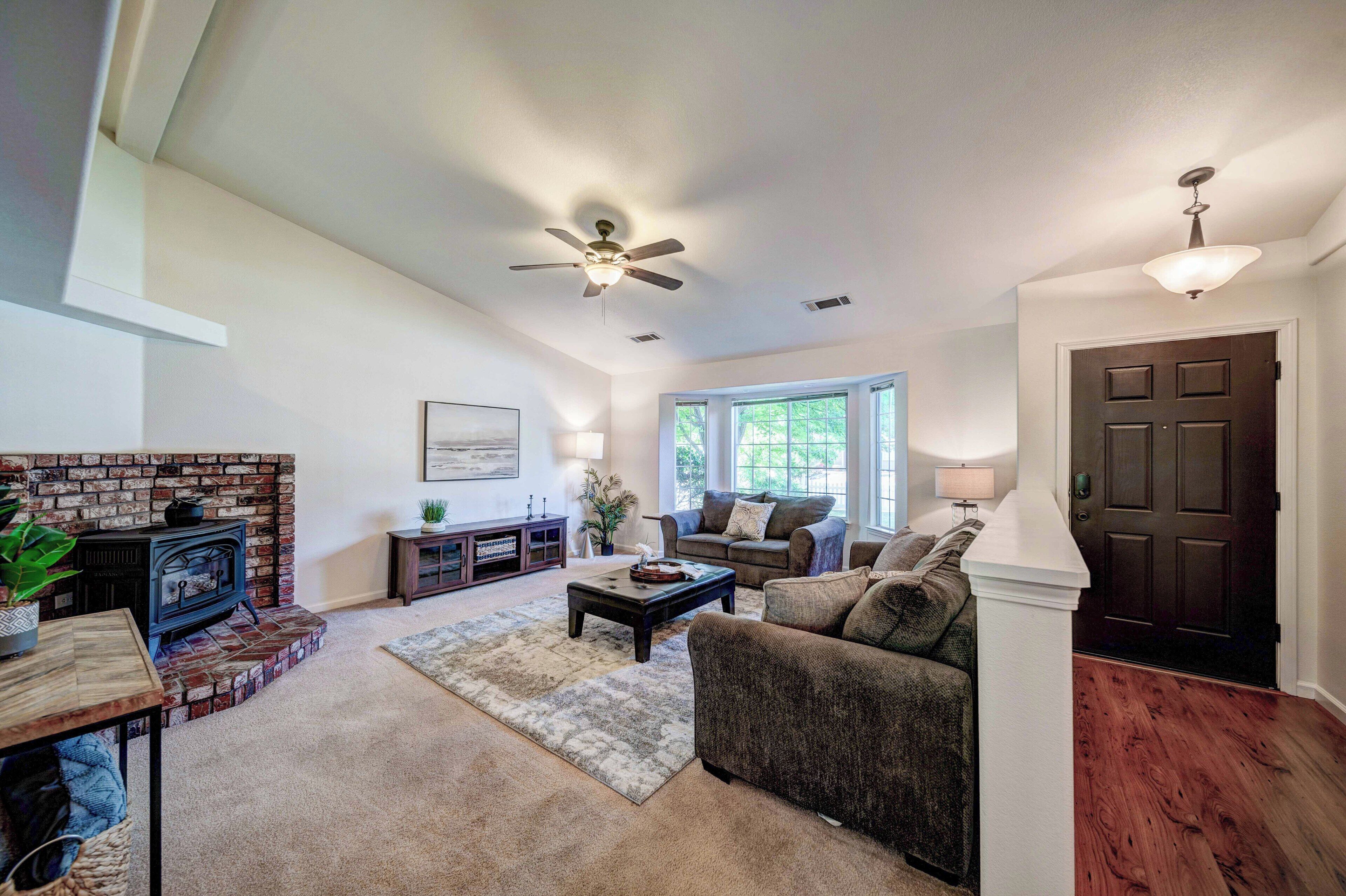 Smart TV, fireplace