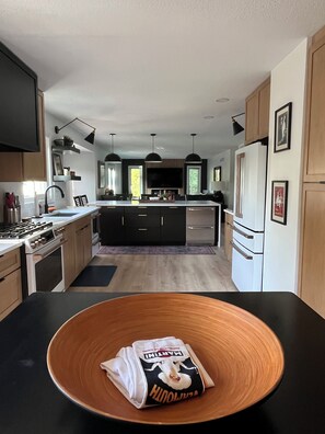 Kjøleskap, mikrobølgeovn, ovn og kokeplater