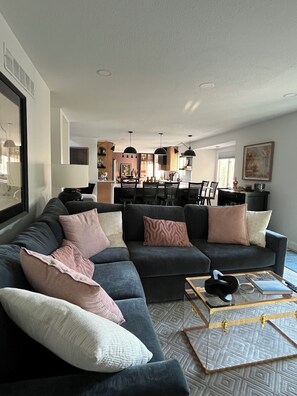 Smart TV, chimenea, libros y impresora 