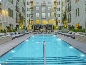 Utendørsbasseng og et oppvarmet basseng