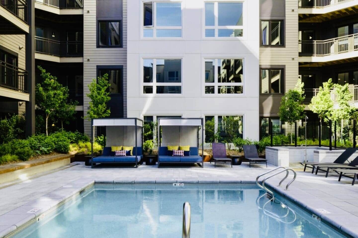 室外游泳池，恒温泳池