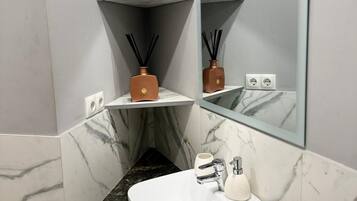 Ducha, secador de pelo, toallas y jabón