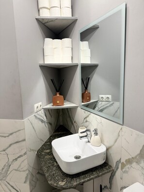 Dutxa, assecador de cabells, tovalloles i sabó 