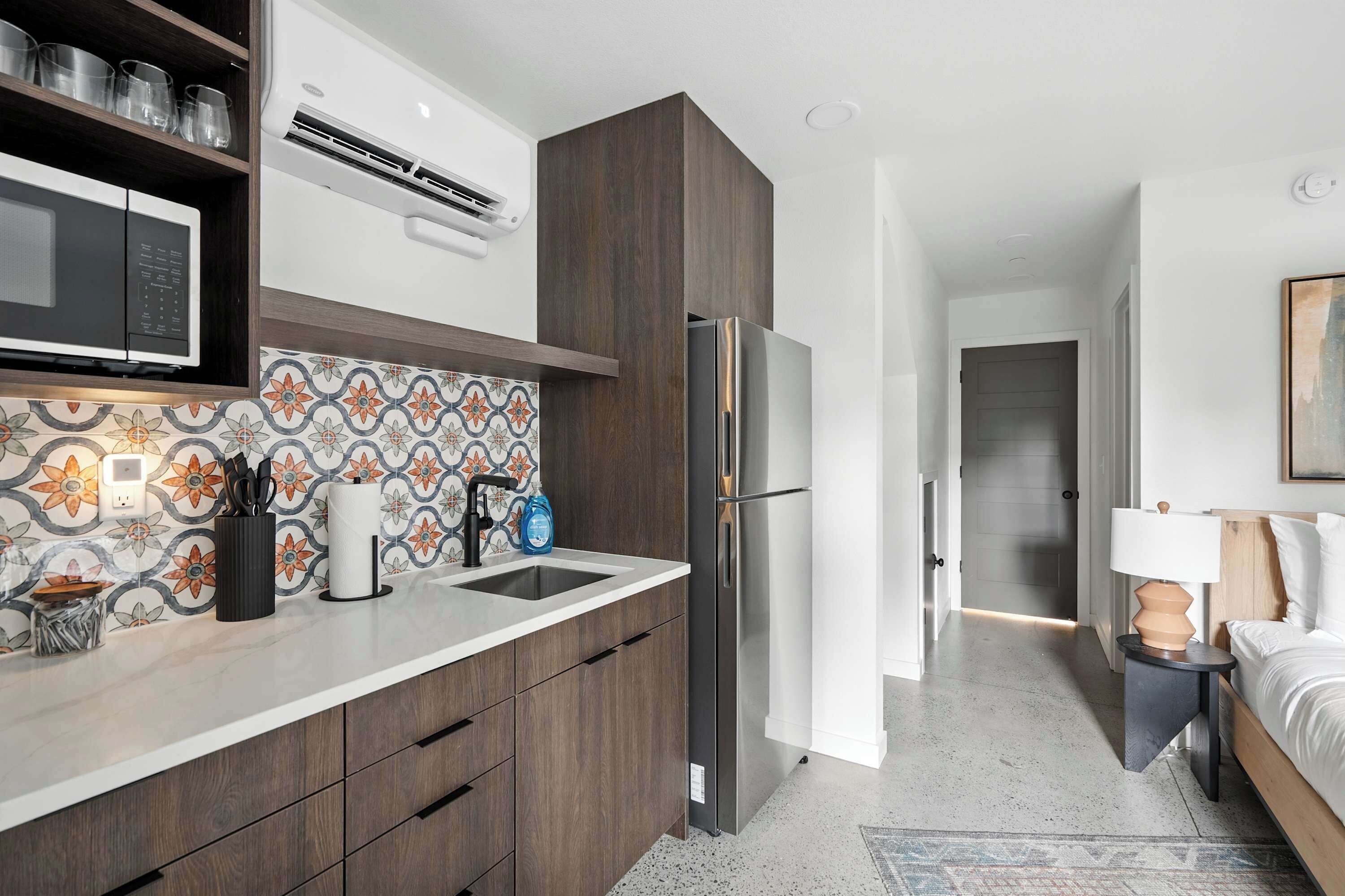 Geladeira, micro-ondas, cafeteira/chaleira, torradeira