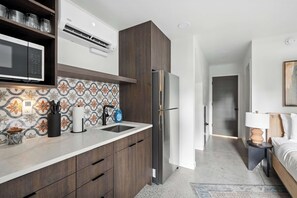 Geladeira, micro-ondas, cafeteira/chaleira, torradeira