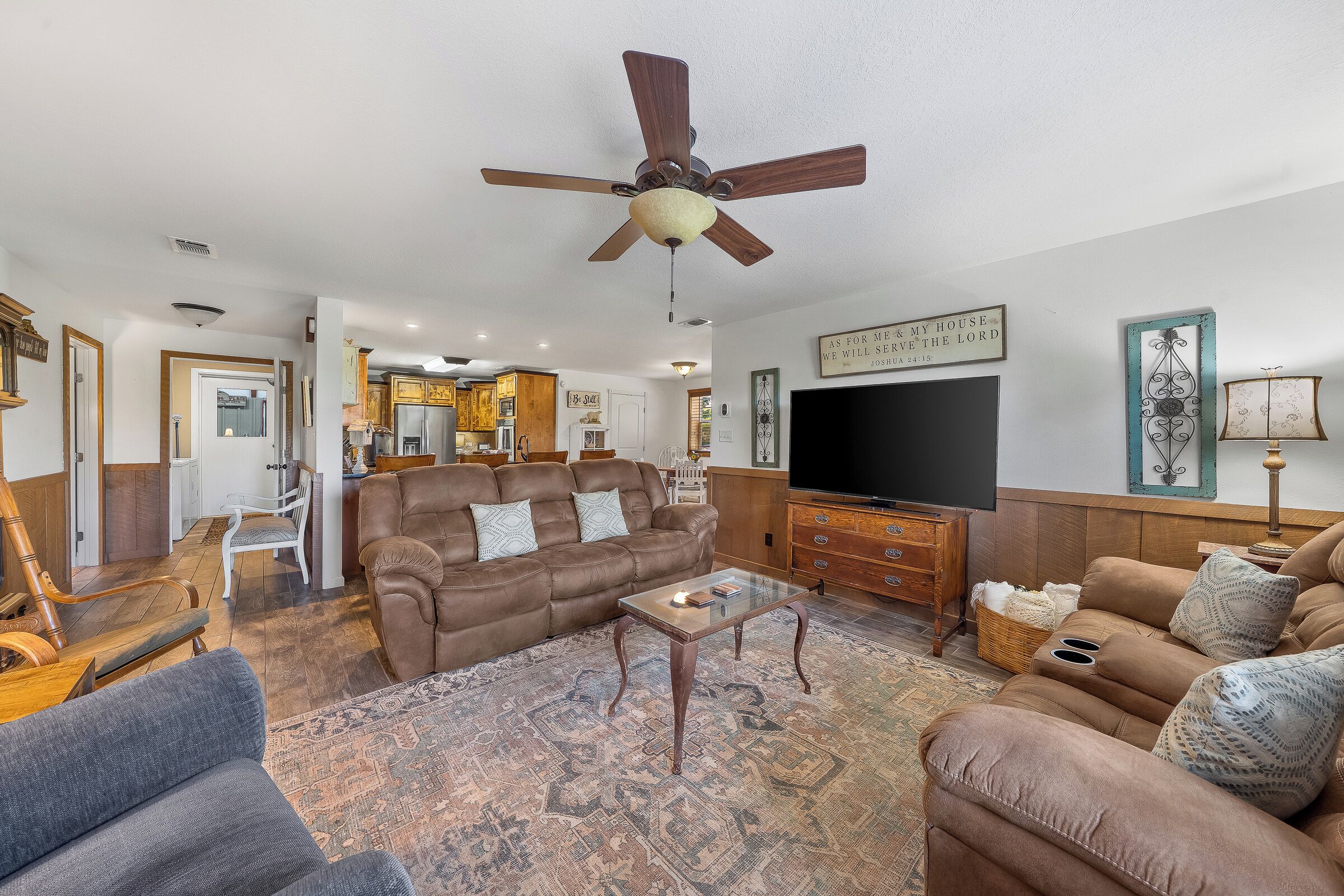 TV connectée, baby-foot, table de tennis de table, livres