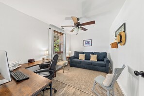 TV connectée, baby-foot, table de tennis de table, livres