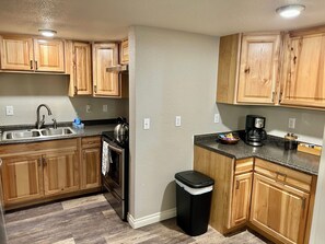 Mikrobølgeovn, ovn, kokeplater og oppvaskmaskin